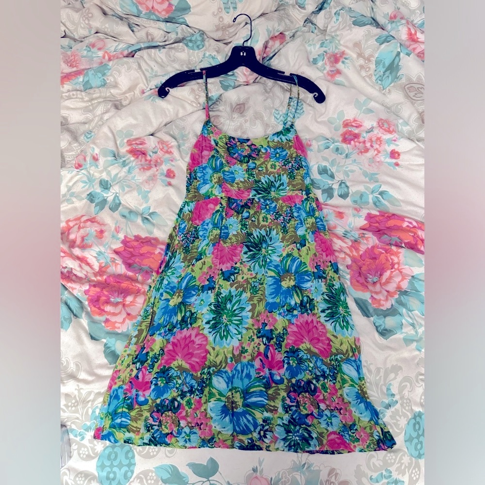 Colorful summer dress in a like-new condition. Hits slightly above knee